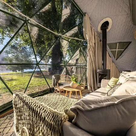 Unique Escape Glamping In The Heart Of With Hot Tub And Vysehrad Castle View プラハ
